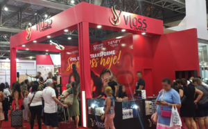 Stand da empresa Vloss em vermelho, feito para a Hairnor 2024